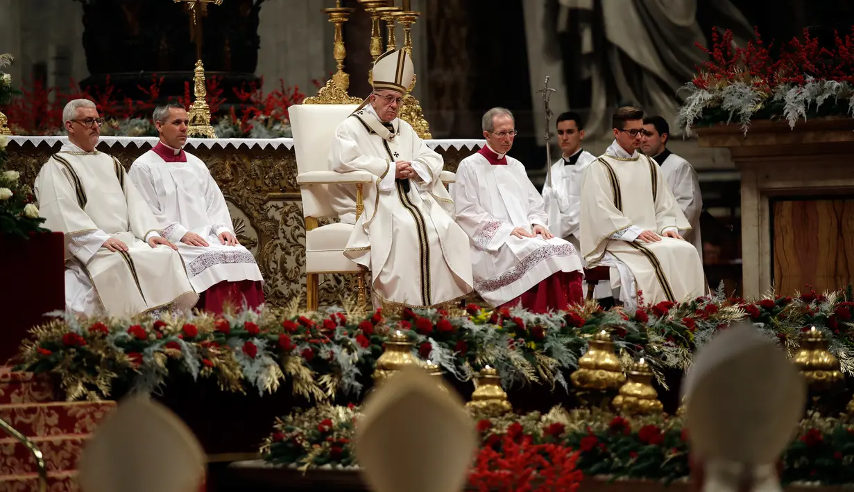 Paus Fransiskus (kiri baris depan) merayakan Misa Malam Natal di Basilika Santo Petrus di Vatikan, Minggu(24/12). (AP Photo / Alessandra Tarantino)