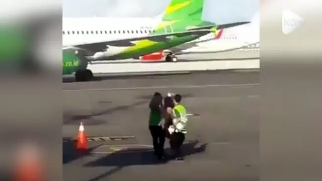 VIDEO: Ketinggalan Pesawat, Emak-Emak Ini Nangis Histeris di Apron Bandara