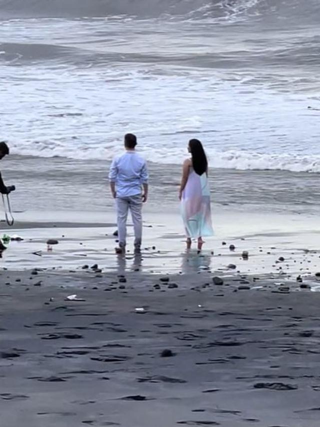 Momen 7 Pasang Kekasih Foto Prewed dalam Satu Pantai, Bikin Jomblo Menghela Napas