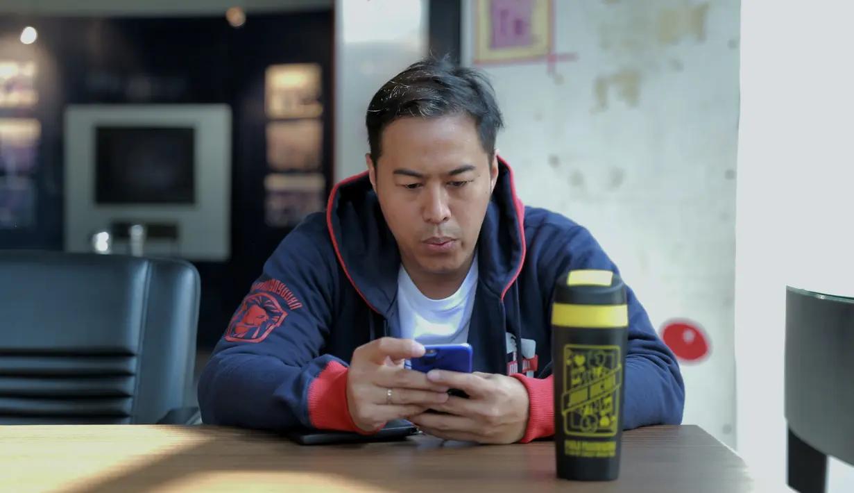 Sebelum masuk ke isu nasional, pemeran dalam film 'Comic 8: Casino Kings' itu terlebih dulu membawakan acara yang umum terjadi. Sembilan isu dibawakan sebagai materinya. (Adrian Putra/Bintang.com)