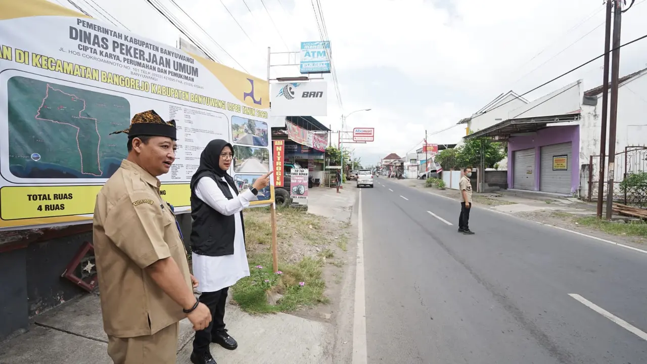 Bupati Banyuwangi Ipuk Fiestiandani (baju hitam) meninjau rus ajalan yang akan menjadi prioritas perbaikan tahun 2025 ini (Istimewa)