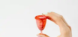 Beralih ke menstrual cup membantu Sahabat Fimela mengurangi limbah plastik sekaligus menghemat pengeluaran bulanan secara signifikan. [Dok/Pexels.com/www.kaboompics.com].