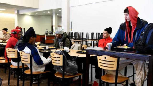 Disangka Editan, Pria ini Memang Punya Tinggi Hingga 234 Cm