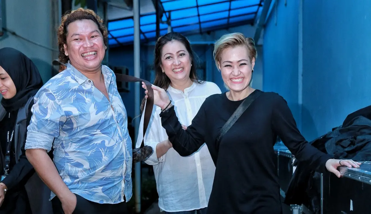 "Kita awalnya maunya damai, kita kan mau ajak berembuk. Kalau dia niat baik kan ada telepon dan gimana. Ini kan nggak kayak nantangin aja. Dia nggak datang nggak apa," tandas Lilian Angela. (Adrian Putra/Bintang.com)