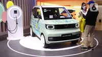 Mobil listrik Wuling yang dipamerkan pada ajang pameran Gaikindo Indonesia International Auto Show (GIIAS) 2021 di ICE BSD, Tangerang, Banten, Senin (15/11/2021). Para produsen otomotif berlomba menampilkan ragam mobil listrik untuk disajikan kepada para pelanggan. (Liputan6.com/Angga Yuniar)