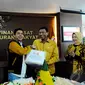 Fungsionaris Partai Hanura Yuddy Chrisnandi memberikan bingkisan untuk bantuan kemanusiaan kepada Wiranto, Jakarta,Minggu (21/12/2014) (Liputan6.com/Andrian Martinus)