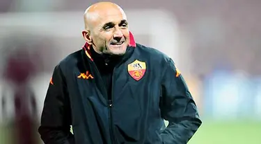 Roma&#039;s coach Luciano Spalletti during their official training session at one day ahead of the Champions League match against CFR Cluj in Cluj-Napoca city, on November 25, 2008. AFP PHOTO/DANIEL MIHAILESCU