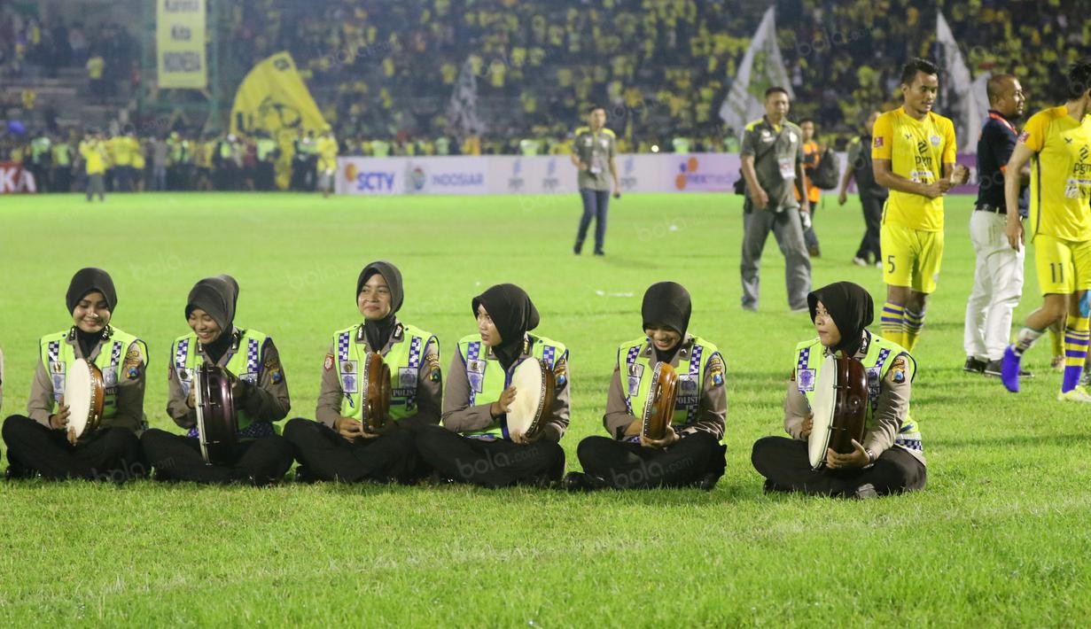 Polwan yang tergabung dalam grup Warabsari menghibur penonton dengan seni Banjari usai laga Gresik United melawan Sriwijaya FC pada Torabika SC 2016 di Stadion Tri Dharma, Minggu(12/6/2016). (Bola.com/Nicklas Hanoatubun)
