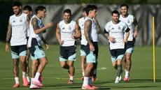 Penyerang Argentina Lionel Messi (kedua dari kanan), gelandang Leandro Paredes (kanan) dan gelandang Giovani Lo Celso (tengah) mengambil bagian dalam sesi latihan selama turnamen sepak bola Piala Dunia 2026 di Sporting KC Training Center, Kansas City pada Kamis 11 Juni 2026. (JUAN MABROMATA/AFP)