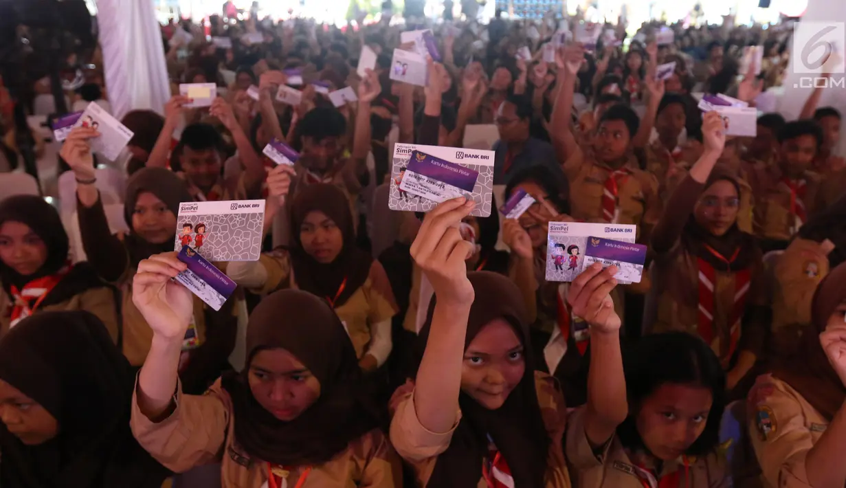Siswa menunjukkan kartu Indonesia pintar (KIP) seusai acara penyerahan secara langsung oleh Presiden Joko Widodo di SLB Negeri Pembina, Jakarta, Rabu (6/3). Jokowi membagikan 3.300 KIP untuk pelajar di wilayah Jakarta Selatan. (Liputan6.com/Angga Yuniar)