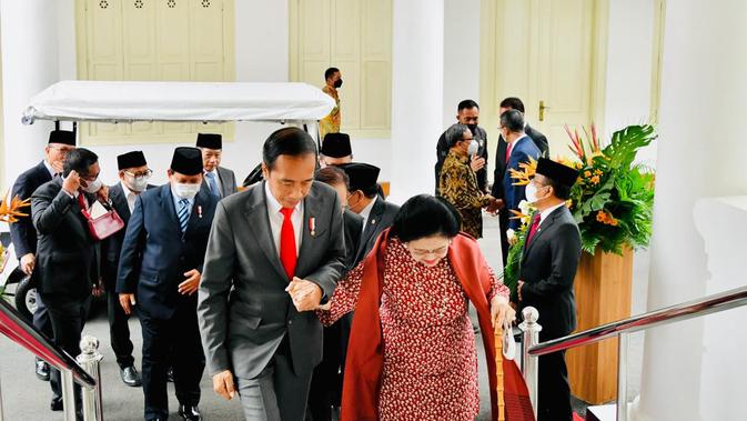 Presiden Joko Widodo bersama Megawati Soekarnoputri, Prabowo Subianto, Airlangga Hartarto, Muhaimin Iskandar, Surya Paloh, Zulkifli Hasan, dan Suharso Monoarfa tiba untuk menghadiri pelantikan menteri dan wakil menteri di Istana Negara, Jakarta, Rabu, 15 Juni 2022. (Foto: Laily Rachev - Biro Pers Sekretariat Presiden)