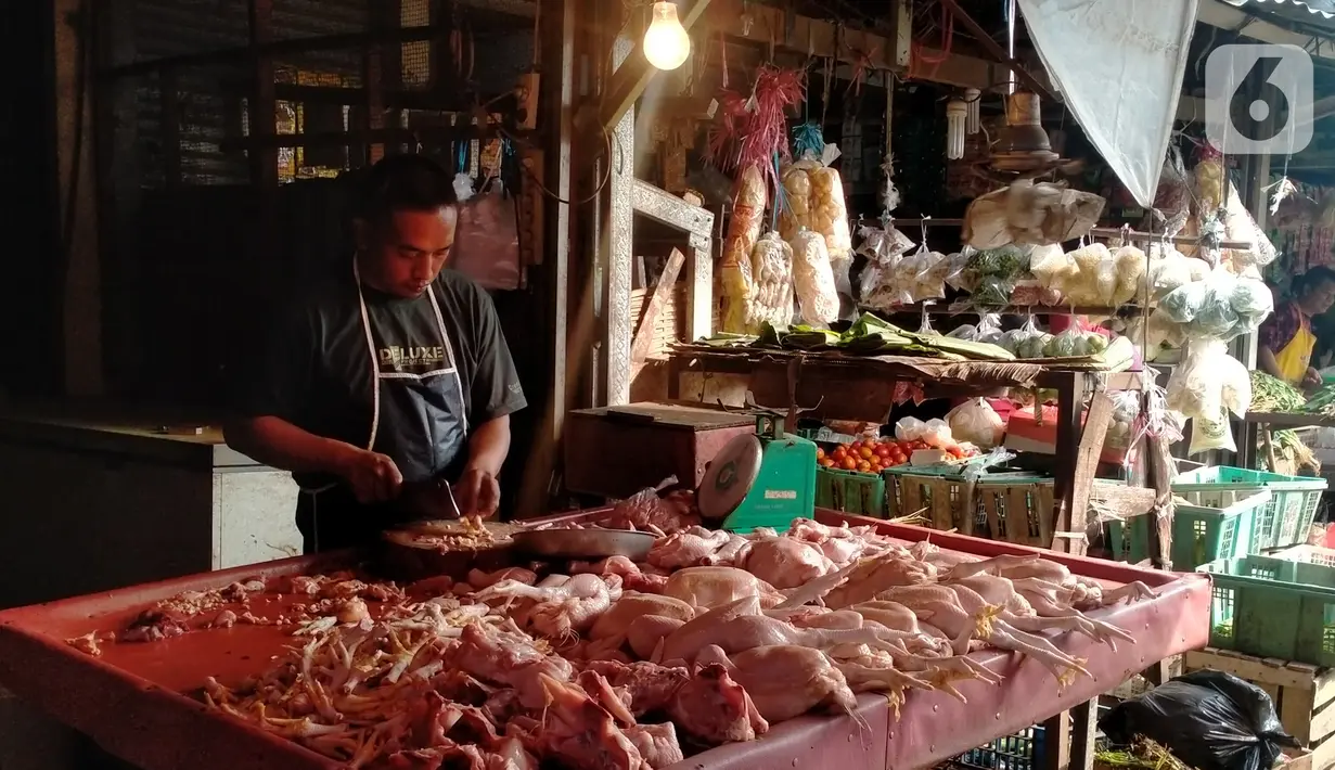 Pedagang ayam potong menunggu pembeli di lapaknya, Pasar Mega, Gunung Putri, Kabupaten Bogor, Jawa Barat, Senin (5/9/2022). Akibat kenaikan harga bahan bakar minyak (BBM), harga daging ayam potong mengalami kenaikan dari Rp 38.000/Kg menjadi Rp 40.000/Kg. (Liputan6.com/Magang/Aida Nuralifa)
