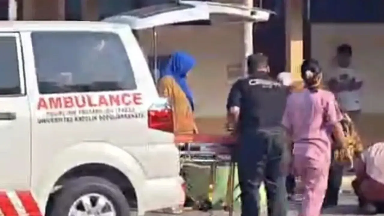 Petugas mengevakuasi korban penusukan di Semarang. (Merdeka.com/Danny Adriadhi Utama)