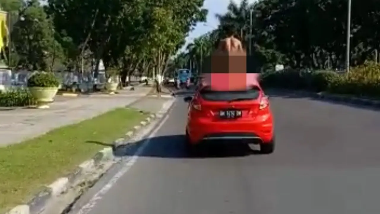 Pria telanjang diduga orang gila naik ke atas mobil yang dikendarai dokter di Jalan Jenderal Sudirman, Pekanbaru.
