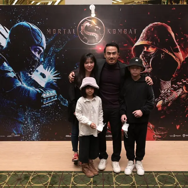 Rayakan Ultah Pernikahan ke-17, Ini 6 Potret Romantis Joe Taslim dan Istri