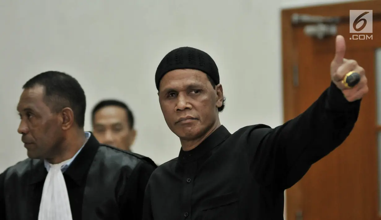 Terdakwa Hercules Rosario Marshal menyapa awak media usai sidang vonis terkait kasus penguasaan lahan milik PT Nila Alam di Pengadilan Negeri Jakarta Barat, Rabu (27/3).  (merdeka.com/Iqbal S. Nugroho)