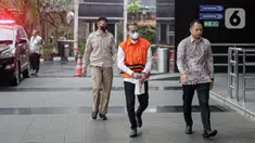 Bupati nonaktif Bangkalan R. Abdul Latif Amin Imron tiba untuk menjalani sidang lanjutan di Gedung KPK, Jakarta, Jumat (16/6/2023). R. Abdul Latif Amin Imron menjalani sidang lanjutan terkait kasus dugaan suap jual beli jabatan Pemkab Bangkalan, Jawa Timur. (Liputan6.com/Faizal Fanani)