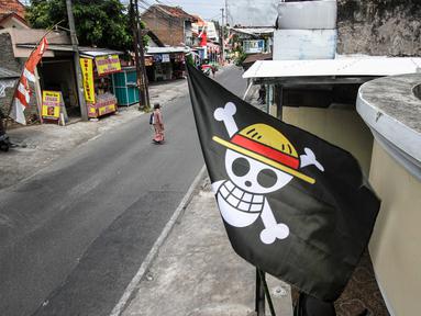 Bendera bajak laut dari anime Jepang One Piece terpasang di salah satu rumah warga di Solo, Jawa Tengah, pada 7 Agustus 2025. (DIKA/AFP)