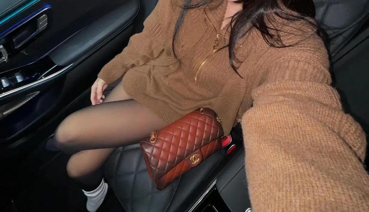 Stocking hitam dan tas Chanel 11.12 Hanbag Gradient seharga Rp200jutaan jadi penutup tampilannya [@jennierubyjane]