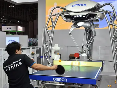 Robot Forpheus mengembalikan bola ke pemain manusia ketika prapertunjukan pada ajang CEATEC JAPAN 2017 di Chiba, Tokyo, Senin (2/10). Tak hanya bermain, robot yang dikembangkan perusahaan Omron itu juga bisa menjadi pelatih tenis meja. (Kazuhiro NOGI/AFP)