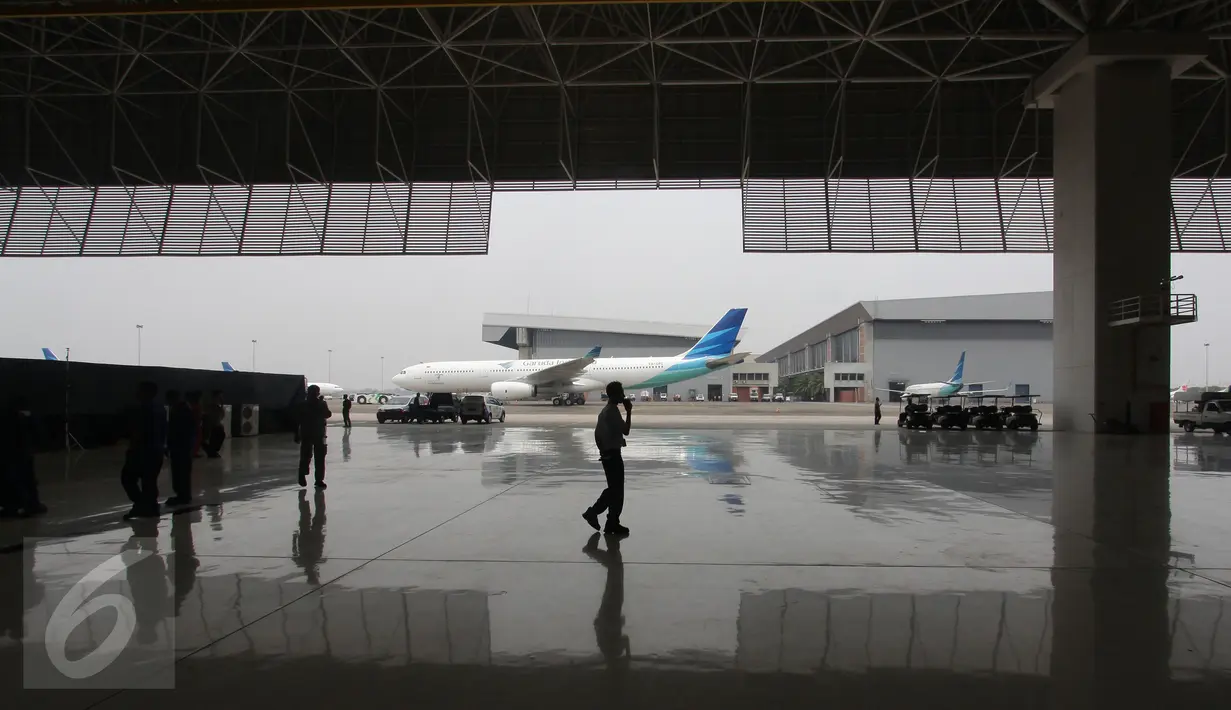 Suasana di dalam bengkel pesawat atau hanggar terbesar di dunia milik PT Garuda Maintenance Facility di area Bandara Soekarno-Hatta, Tangerang, Senin (28/9). Pembangunan hanggar ini menelan biaya puluhan juta dolar AS.(Liputan6.com/Angga Yuniar)