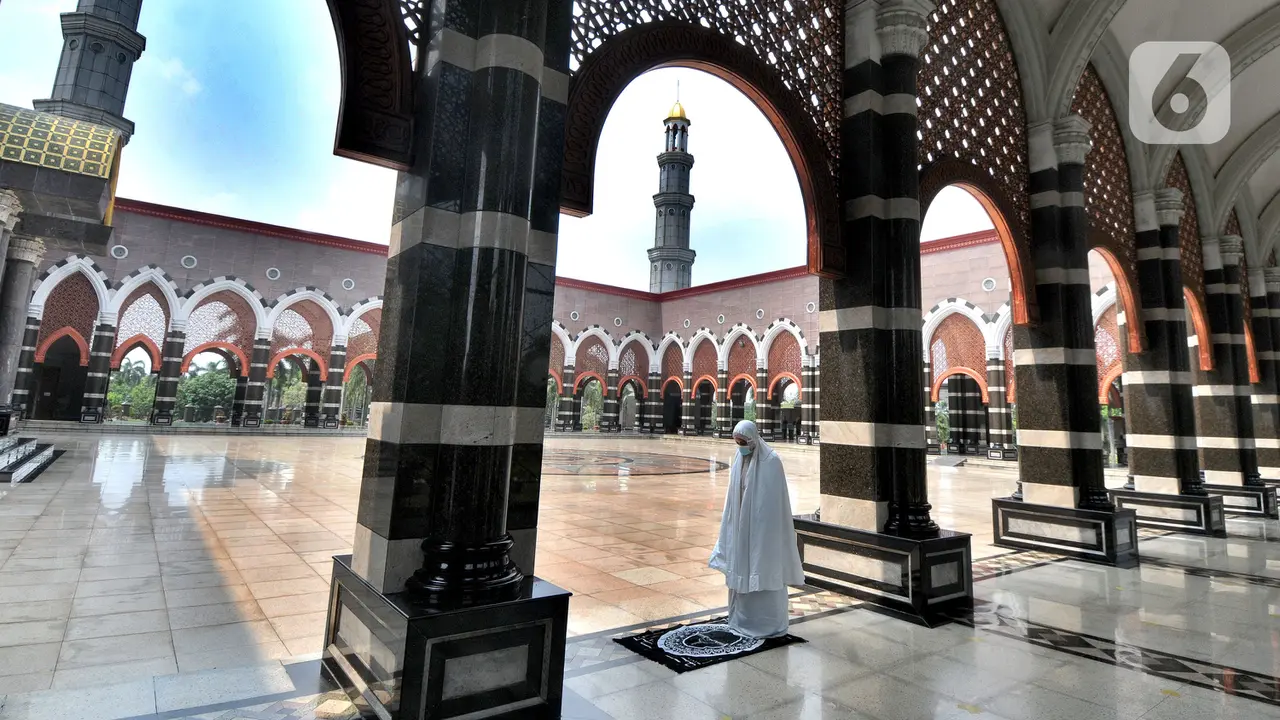 FOTO: Memperbanyak Ibadah Selama Ramadhan di Masjid Kubah Emas