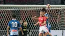 Pemain Persija Jakarta, Arthur Irawan berduel dengan para pemain RCD Espanyol pada laga persahabatan di Stadion Patriot, Bekasi, (19/7/2017). Persija kalah 0-7. (Bola.com/Nicklas Hanoatubun)
