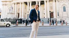 Begini gaya El saat menggunakan jas berwarna dongker yang dipadukan dengan kemeja dan celana putih. Penampilan El Rumi dengan pakaian formal ini membuatnya terlihat lebih mempesona. (Liputan6.com/IG/@elelrumi)