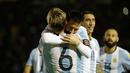 Pemain timnas Argentina, Lionel Messi dan rekan setimnya merayakan gol ke gawang Ekuador pada Kualifikasi Piala Dunia 2018, di Stadion Atahualpa, Rabu (11/10). Hat-trick Messi membawa Argentina lolos ke Piala Dunia dengan skor 3-1. (AP/Fernando Vergara)