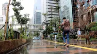 Saat ini Pemerintah Provinsi DKI Jakarta sedang mengenjot pembangunan jalur untuk pejalan kaki (pedestrian). Nantinya, pembangunan jalur pedestrian mampu memberikan pejalan kaki rasa nyaman dan aman.