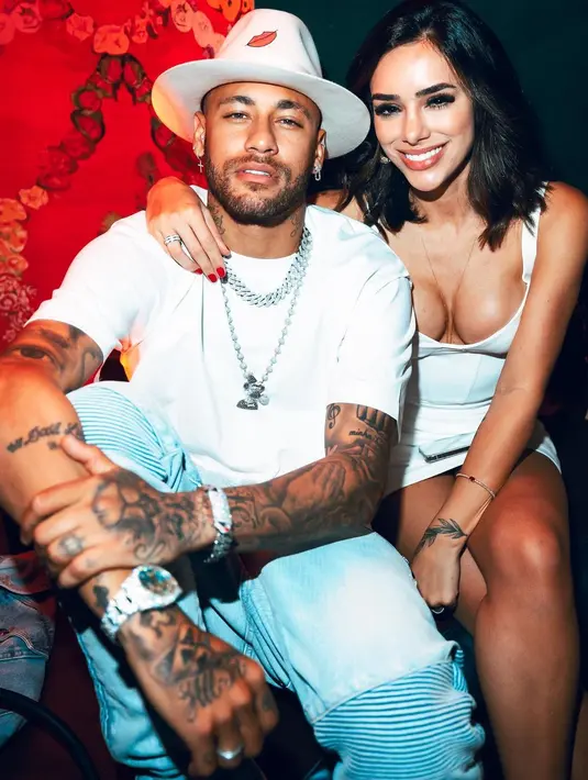 Momen lainnya memperlihatkan Neymar dan Bruna yang tampil kompak mengenakan busana warna putih senada. Keduanya terlihat kece dengan gaya masing-masing [Foto: IG/brunabiancardi/neymarjr].
