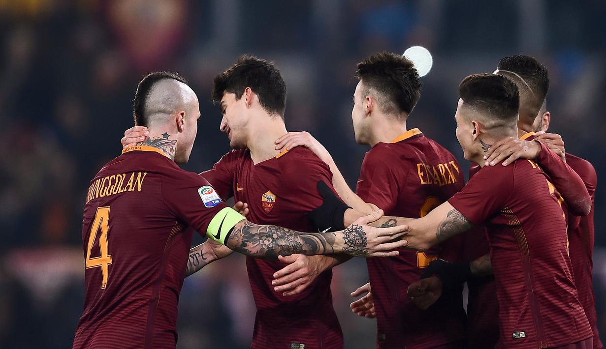 Para pemain AS Roma merayakan gol Diego Perotti (2kiri) saat melawan Chievo Verona pada lanjutan Serie A Italia di Olympic Stadium, Roma, (22/12/2016).  (AFP/Filippo Monteforte)