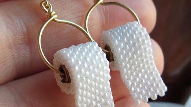 7 Gaya Fashion Pakai Aksesoris Nyeleneh Ini Bikin Geleng Kepala