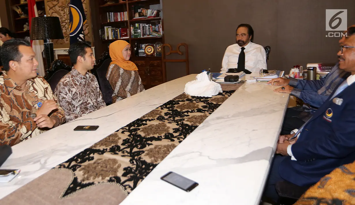 Ketua Umum Partai NasDem, Surya Paloh bersama jajaran pengrus DPP Partai NasDem menerima pasangan Cagub dan Cawagub Terpilih Jawa Timur, Khofifah Indar Parawansa  dan Emil Dardak di Kantor DPP Nasdem, Jakarta, Senin (9/7). (Liputan6.com/Fery Pradolo)