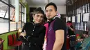 Dalam waktu singkat, Saipul Jamil kembali menjalin kedekatan dengan pedangdut Indah Sari. Namun, saat hubungan mereka belum terang statusnya, Bang Ipul kembali kepergok menggandeng wanita cantik lainnya. (Liputan6.com/Rini Suhartini)