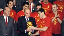 Raja Spanyol Juan Carlos menyambut kehadiran Iker Casillas dkk yang membawa serta Piala Dunia untuk pertama kalinya pada 12 Juli 2010. AFP PHOTO/DOMINIQUE FAGET
