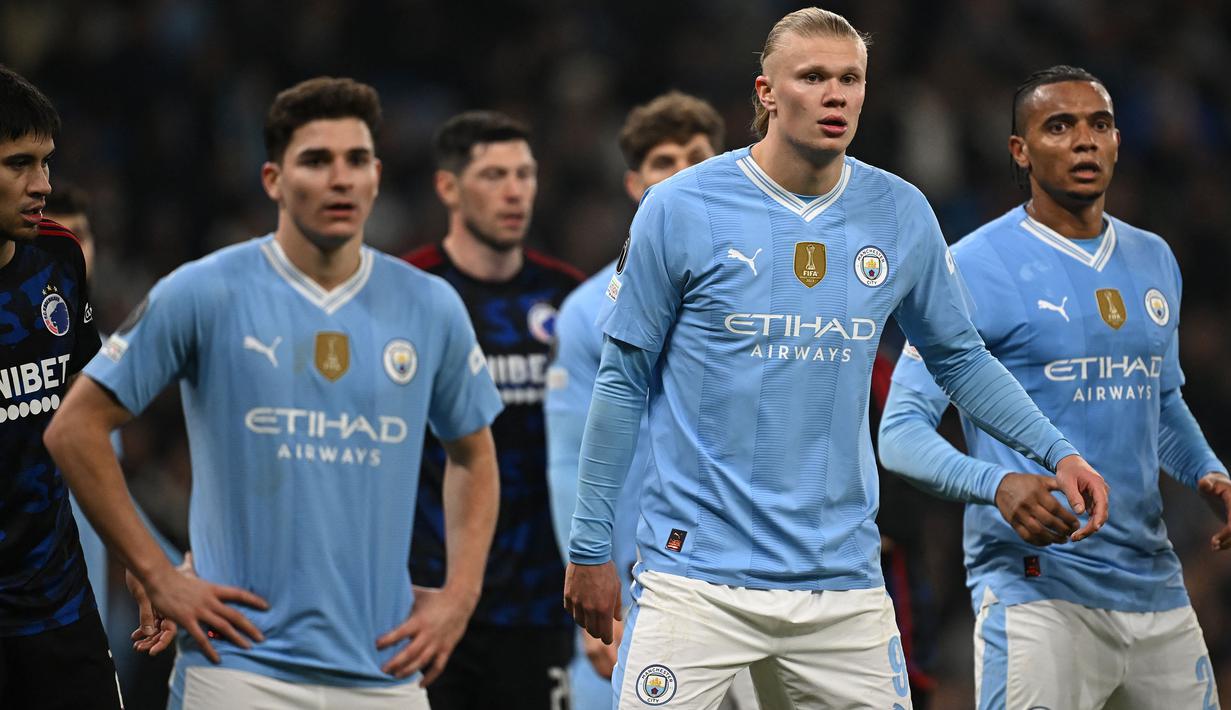 Pemain Manchester City, Julian Alvarez (kiri), Erling Haaland (tengah), dan Manuel Akanji saat laga leg kedua 16 besar Liga Champions 2023/2024 melawan FC Copenhagen di Stadion Etihad, Manchester, Inggris, Kamis (07/03/2024). (AFP/Paul Ellis)