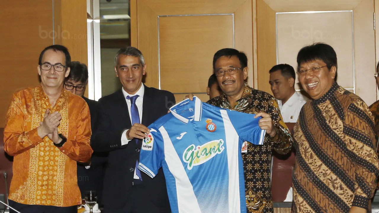 Gubernur DKI Jakarta, Djarot Saiful Hidayat, bersama perwakilan Espanyol dan Persija.