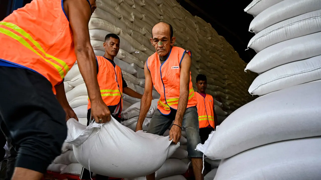 Aman, Stok Beras untuk Korban Banjir dan Longsor di Sumatra