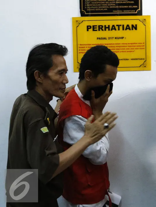 Petugas mengawal M Prio Santoso pelaku pembunuhan Deudeuh Alfi Sahrin alias Tata Chubby usai menjalani sidang dengan agenda pembacaan tuntutan di Pengadilan Negeri Jakarta Selatan, Senin (2/11/2015). (Liputan6.com/Yoppy Renato)