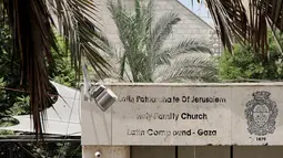 Gereja Keluarga Kudus itu menjadi sasaran serangan militer Israel. Kompleks gereja dikabarkan hancur. Diketahui, gereja tersebut menjadi lokasi perlindungan ratusan warga Palestina dari perang Hamas-Israel selama 21 bulan terakhir. (Omar AL-QATTAA/AFP)