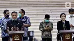 Ketua DPR Puan Maharani bersama Ketua BPK RI Agung Firman Sampurna memberikan keterangan pers usai menggelar pertemuan di kompleks Parlemen, Jakarta, Selasa (30/6/2020). DPR meminta BPK untuk mengawasi pengelolaan anggaran pemerintah untuk penanganan Covid-19. (Liputan6.com/Johan Tallo)