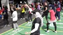 Sejumlah warga mengikuti senam Zumba di Kawasan Semanggi, Jakarta, Minggu (6/10/2019). Selain bisa membakar kalori dan bermanfaat untuk kesehatan jantung, olahraga ini juga bisa mencegah stress dan memperbaiki mood. (Bola.com/M Iqbal Ichsan)