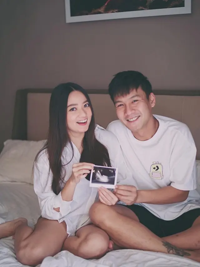 8 Potret Mesra Fendy Chow dan Stella Cornelia, Umumkan Kehamilan Usai 5 Tahun Menikah