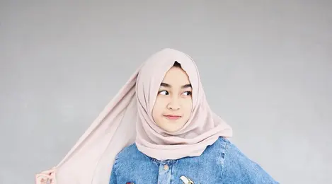 5 Gaya Busana Hijab Yang Kekinian Untuk Anak Remaja Masa Kini Fashion Fimela Com