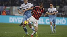 Bomber AC Milan, Krzysztof Piatek berduel dengan Francesco Acerbi pada laga semifinal Coppa Italia yang berlangsung di stadion Olimpico, Roma, Rabu (27/2). AC Milan bermain imbang 0-0 kontra SS Lazio. (AP Newsroom)