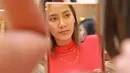 Tara Basro saat sedang memperhatikan wajah cantiknya di depan kaca. Dalam pantulan kaca, Tara sangat memesona jelang acara pembukaan butik 'Tulola Jewelry' dan peluncuran webseries Tulola. (KapanLagi.com/Adrian Utama Putra)