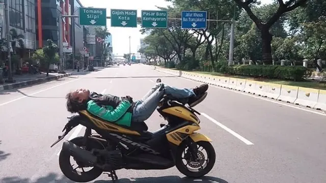 6 Aksi Driver Ojek Online saat Sepi Penumpang di Jalanan Ini Bikin Heran