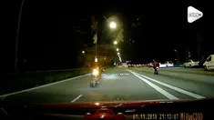 Pengemudi mobil dikejutkan dengan adanya motor tanpa pengendara melaju di jalan raya.