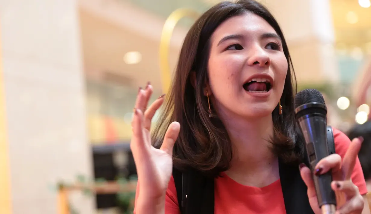 Sudah terbiasa menjalani LDR ternyata Shaloom mengambil keuntungan tersendiri. Menurutnya, ia dan pacar memiliki watu lebih intensif untuk saling bercerita mengenai kegiatan mereka sehari-hari. (Adrian Putra/Bintang.com)